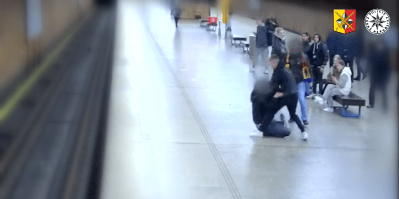 Muž napadl během pár minut dva muže v metru. Policisté po něm pátrají