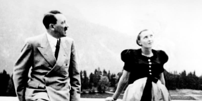 Adolf Hitler a Eva Braunová na Berghofu.