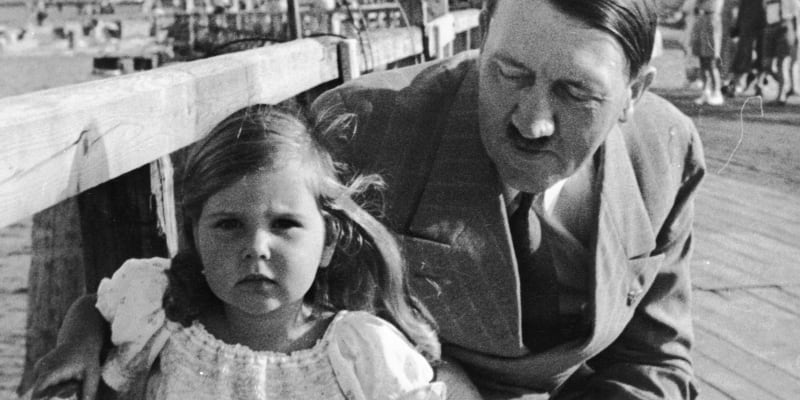 Vlastní děti Hitler oficiálně žádné neměl, tím raději se ale nechal fotit s dětmi cizími (na snímku s Helgou Goebbelsovou)