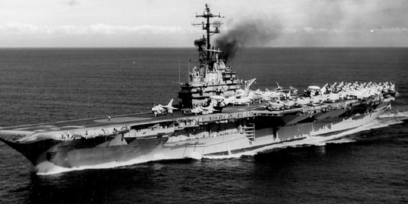 USS Oriskany v plamenech