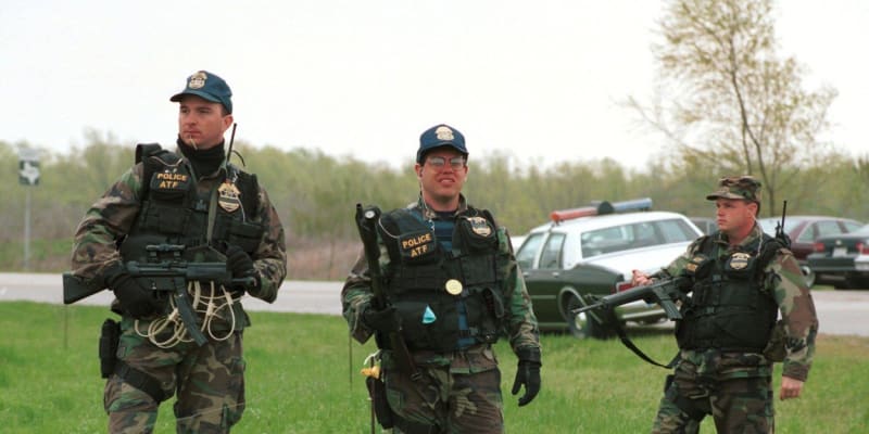 Ozbrojenci z ATF při zásahu proti davidiánům u města Waco