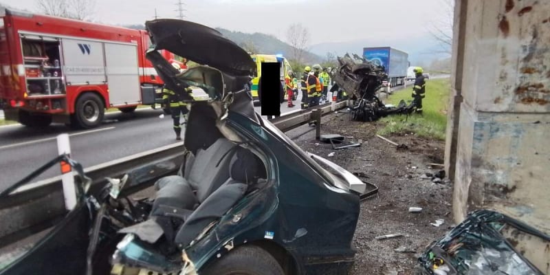 Řidič je po nárazu auta do svodidel na Ústecku vážně zraněný, auto je vejpůl.