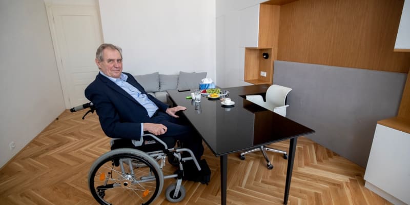  Exprezident Miloš Zeman v nové kanceláři, která vznikla z ložnice.