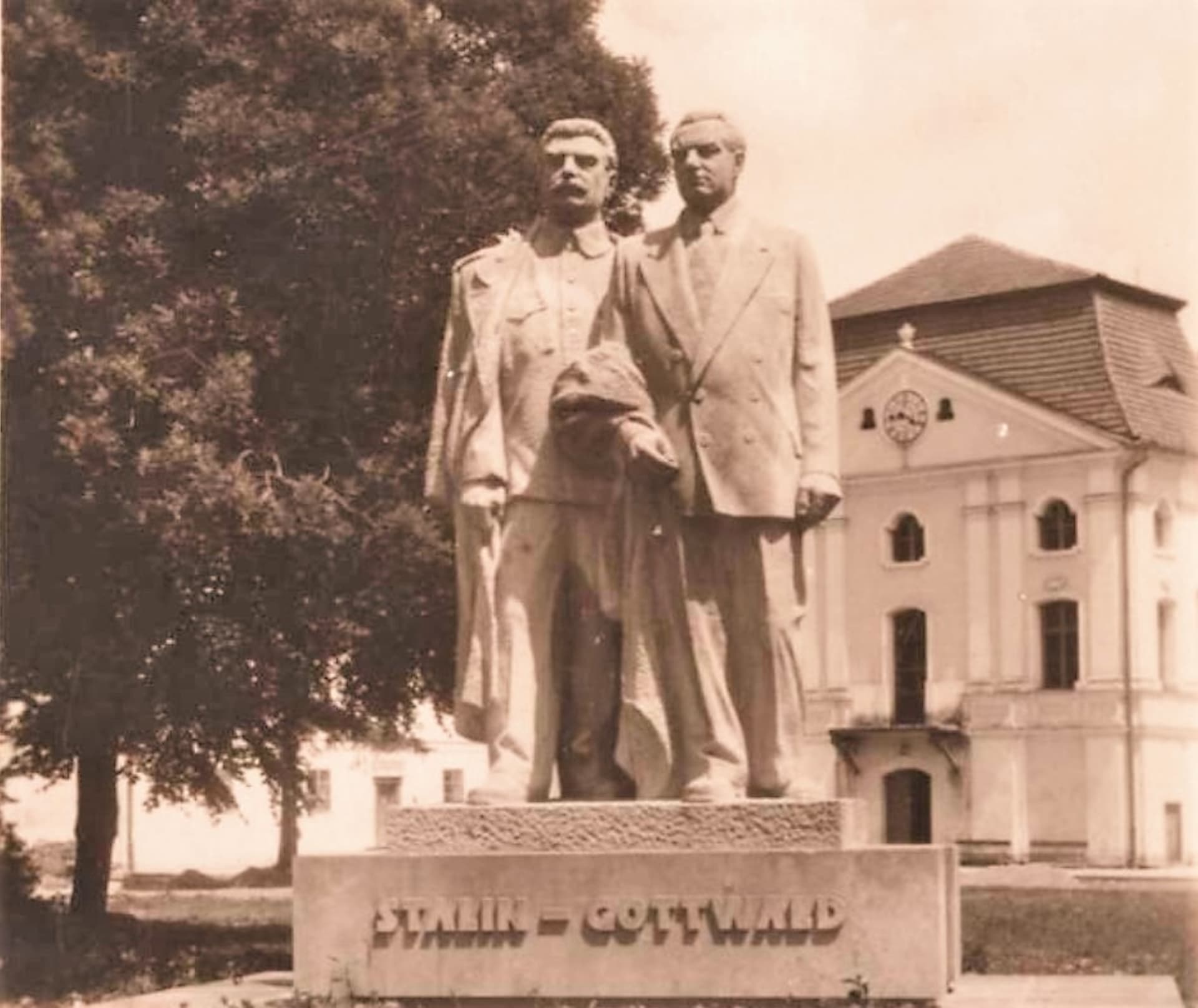 Pomník Stalina a Gotwalda v Odrách, zničen byl v roce 1990.