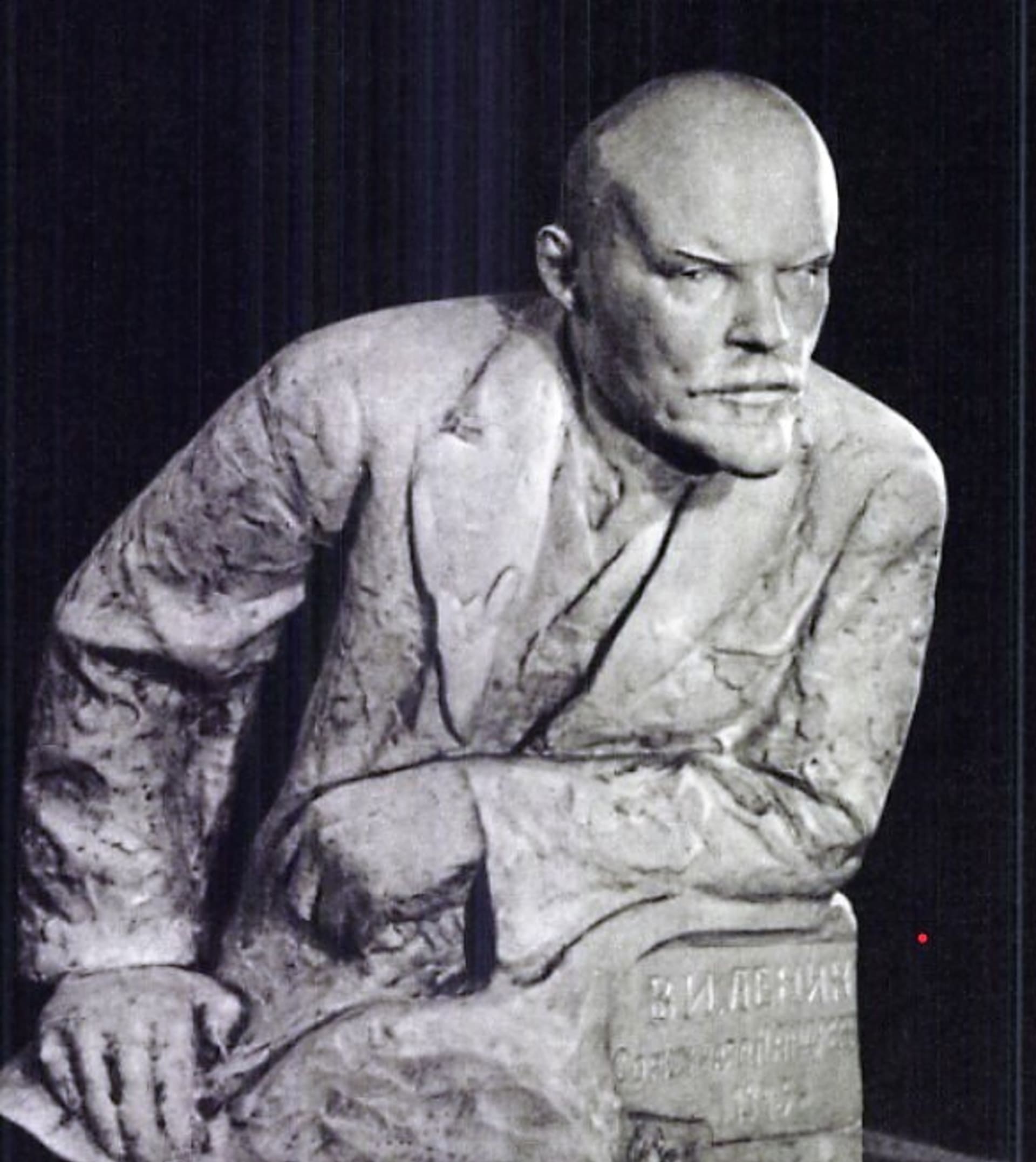 Leninova socha v knize Lenin v obrazech z roku 1951..