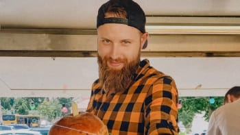 Petr Pedro Pavlů patří mezi talenty české gastronomie. Okouzlí vás nejlepšími burgery! 