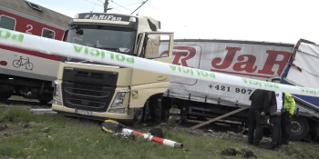 Nepochopitelný risk na přejezdu: Řidič kamionu ignoroval výstražná světla, přišla velká rána