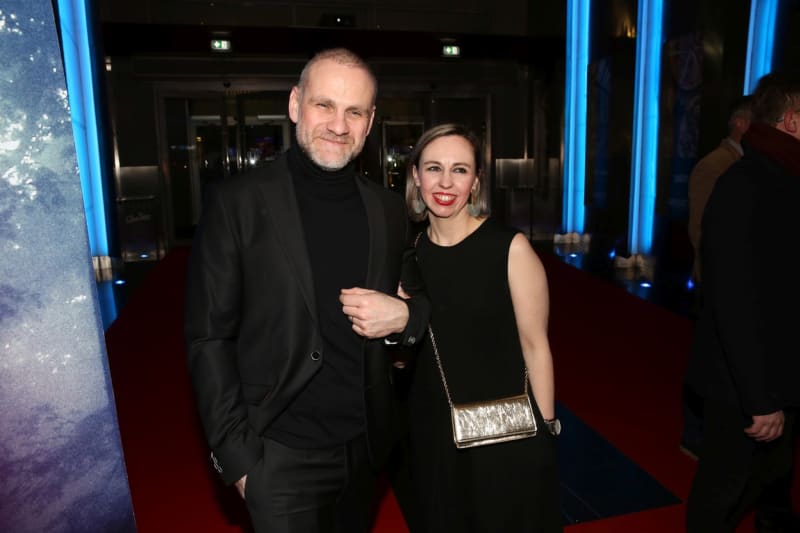 Slovenský herec Ján Jackuliak s manželkou na premiéře filmu Zatmění
