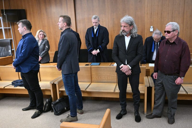 Dagmar Máchová (vzadu vlevo), policista Radek Holub, celník Pavel Šíma a někdejší policisté Igor Gáborík a Vladimír Zmrhal (vpředu zleva) u soudu (21. 4. 2023)