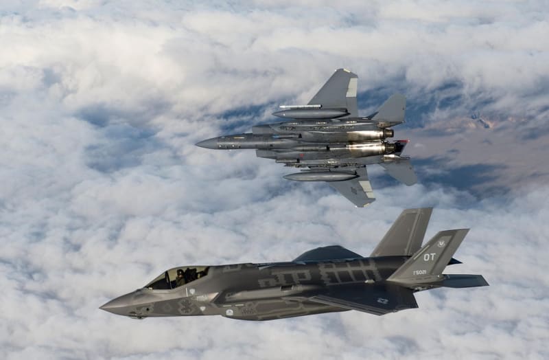 Bojový letoun F-35 Lightning II a F-15E Strike Eagle