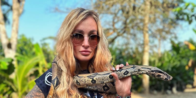 Karolína v Ekvádoru překonala strach z hadů. 