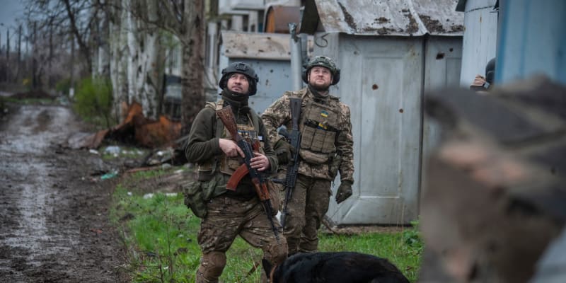 Ukrajinští vojáci se psem