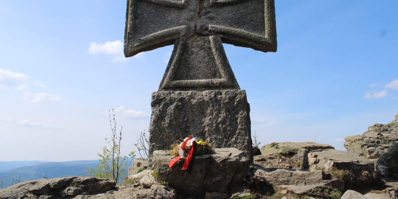 Památníku z éry nacismu v Jizerských horách. Kříž byl v březnu zničen neznámými pachateli. 
