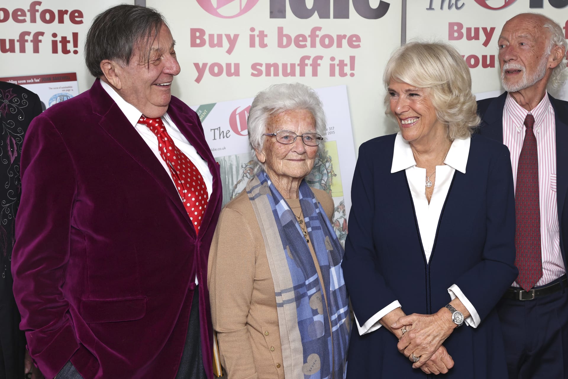 Zleva Barry Humphries, Margaret Seamanová, Camilla, vévodkyně z Cornwallu a Roger McGough se účastní předávání cen Oldie Of The Year 2021 v Londýně v úterý 19. října 2021. 