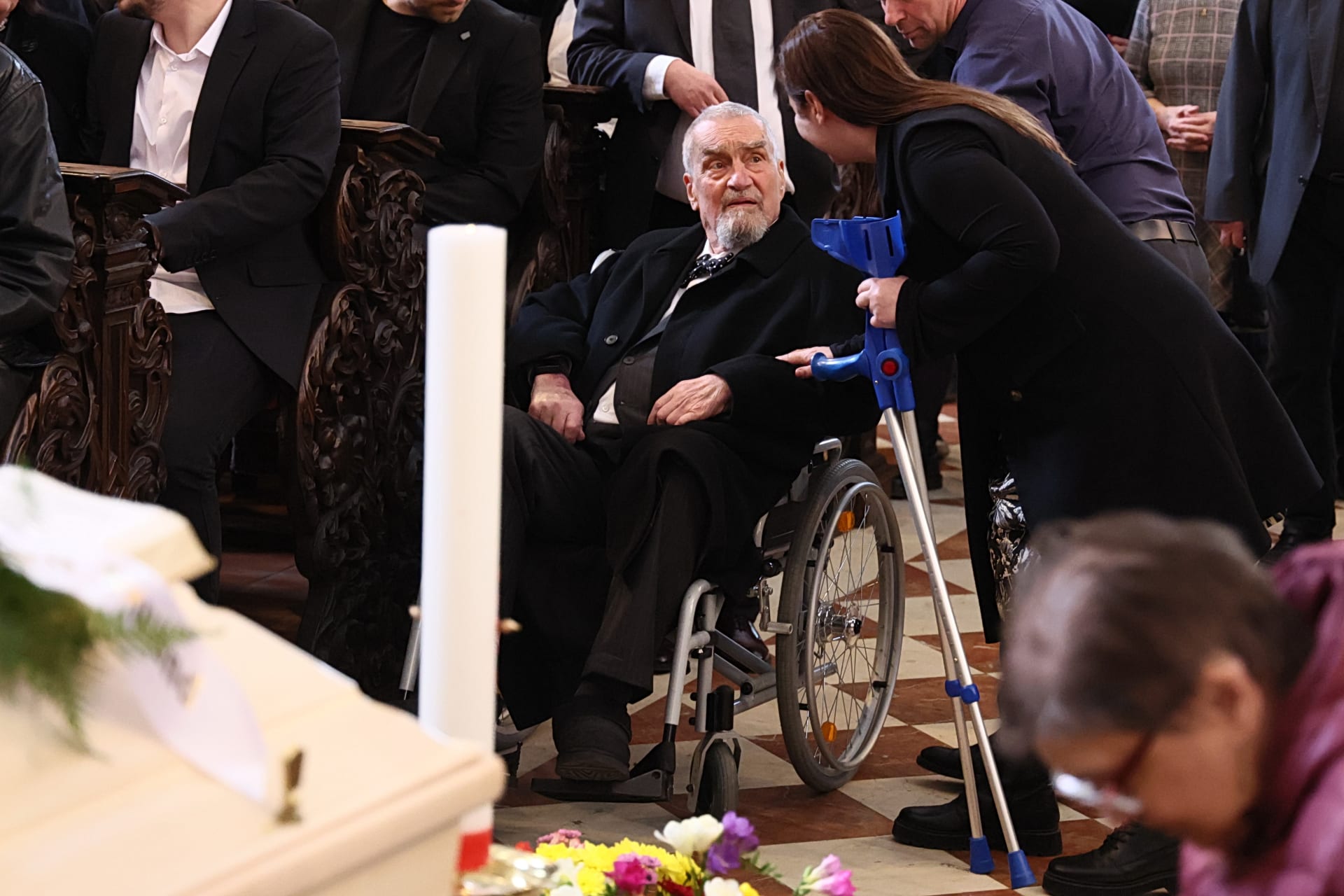 Pohřbu Dany Němcové se zúčastnil také Karel Schwarzenberg. 