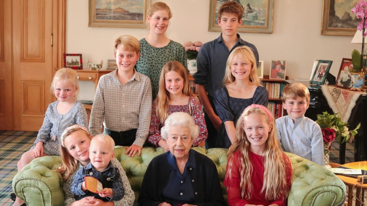 Na snímku, který vznikl v létě 2022, je královna se svými vnoučaty a pravnoučaty.