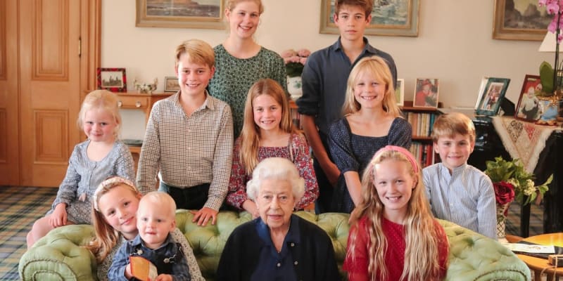 Na snímku, který vznikl v létě 2022, je královna se svými vnoučaty a pravnoučaty.