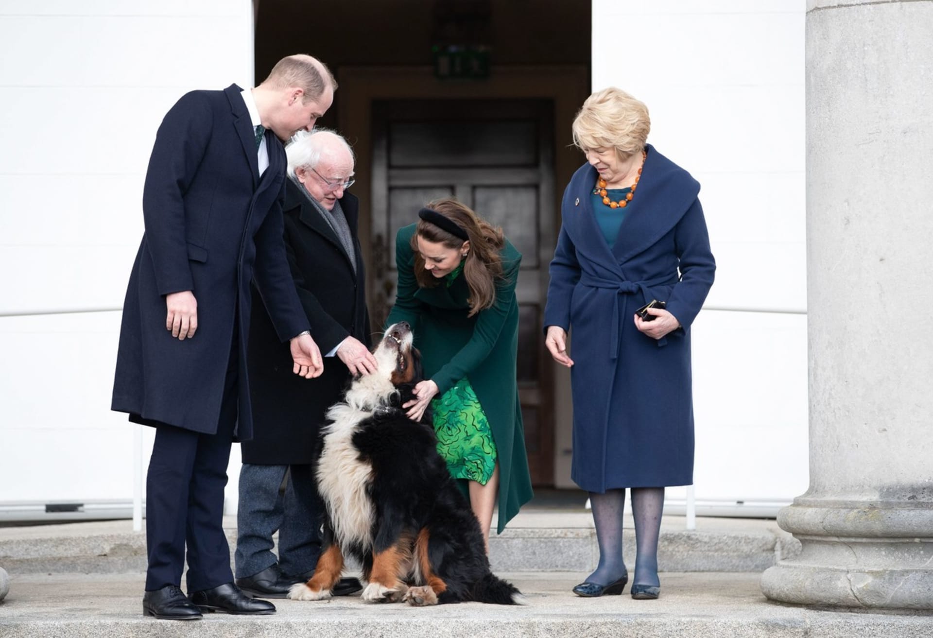Pes irského prezidenta Bród se za svůj jedenáct let dlouhý život setkal s významnými osobnostmi. Mimo jiné s korunním princem Williamem a jeho manželkou Catherine.