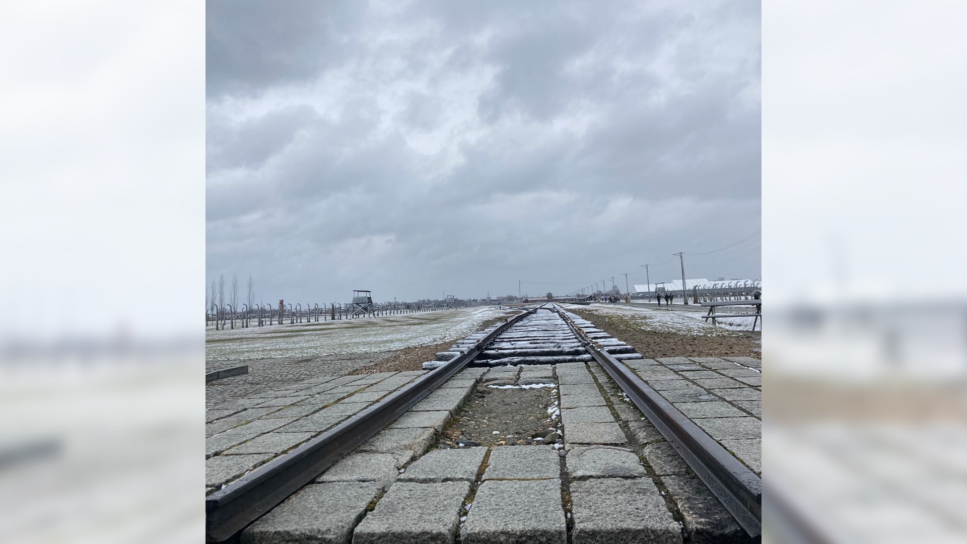 Mezi nejznámější snímky, které si turisté v koncentračním táboře Osvětim pořizují, patří fotografie kolejí z Březinky.