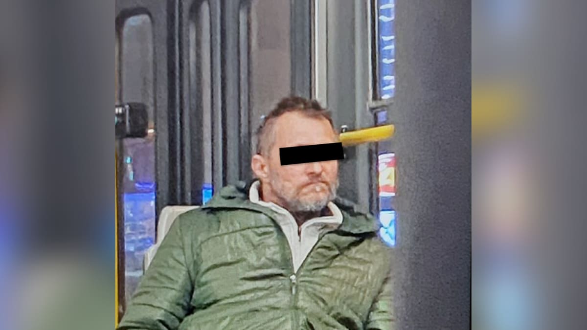 Muž si v tramvaji rozepl poklopec a začal onanovat. Po několikadenním pátrání se sám přihlásil na policii.