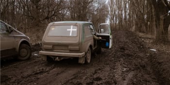Když medici kličkují mezi krátery. Ukrajinci ztrácejí v Bachmutu klíčovou „cestu života“