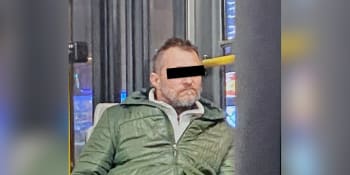 Muž si v pražské tramvaji rozepl poklopec a začal onanovat. Žena ho stihla vyfotit