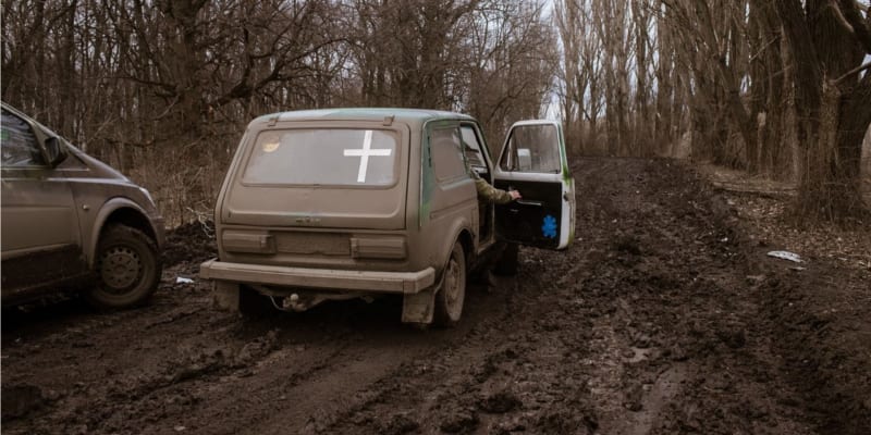 Ukrajinská vozidla na cestě u Časiv Jaru (12. 3. 2023)