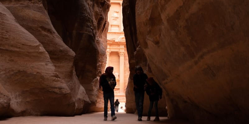 Skalní město Petra, které je vytesané z pískovce, je největším turistickým lákadlem celého Jordánska.