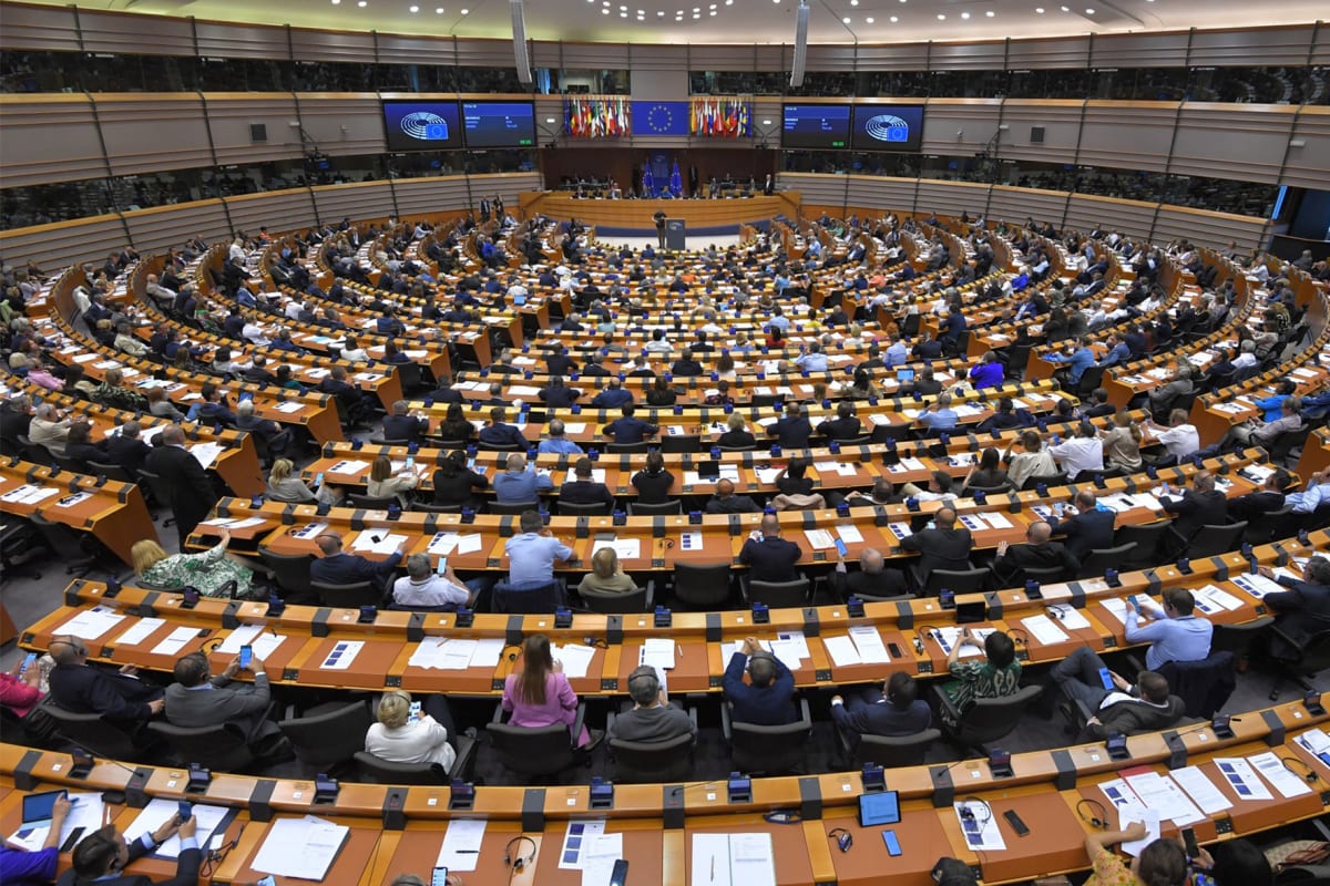 Podle jedné z údajných obětí znásilnění panuje v Evropském parlamentu kultura mlčení. Jak ukazují některé z mnoha konkrétních příkladů, europarlamentní skandály nejsou spojeny zdaleka jen se sexuálním obtěžováním a úplatky.