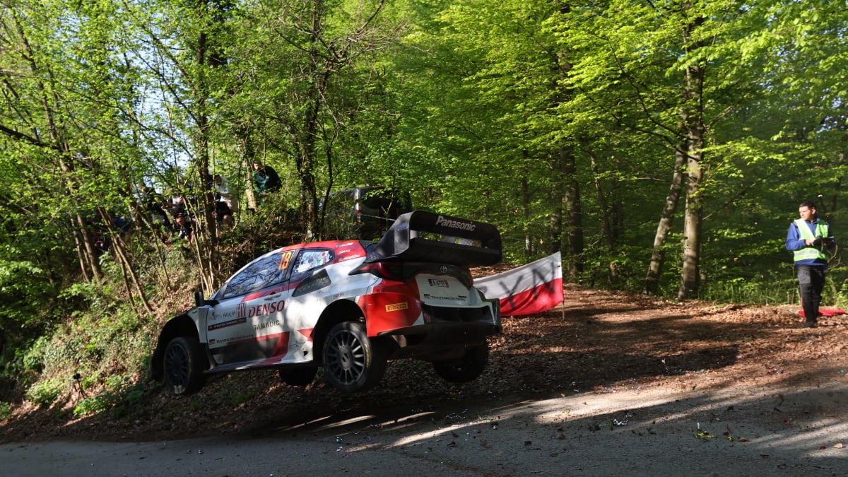 Japonec Katsuta a Johnston z Irska startují se svým vozem během Mistrovství světa v rallye v Chorvatsku 23. dubna 2023 v chorvatském Záhřebu. (Ilustrační foto)