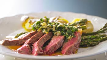 KOKO ve varu: Hovězí steak se zeleným chřestem, pečenými bramborami a chimichurri z medvědího česneku