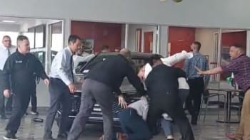 VIDEO: Drsná bitka v autosalonu baví internet. Proč se manažeři porvali před zákazníky?