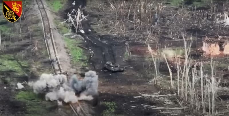 Ukrajinští dělostřelci rozdrtili ruský tank.