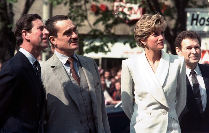 Současný britský král Karel III. (vlevo), tehdejší kancléř ČSFR Karel Schwarzenberg a princezna Diana si prohlížejí pomník (sochu) sv. Václava během procházky na Václavském náměstí v roce 1991