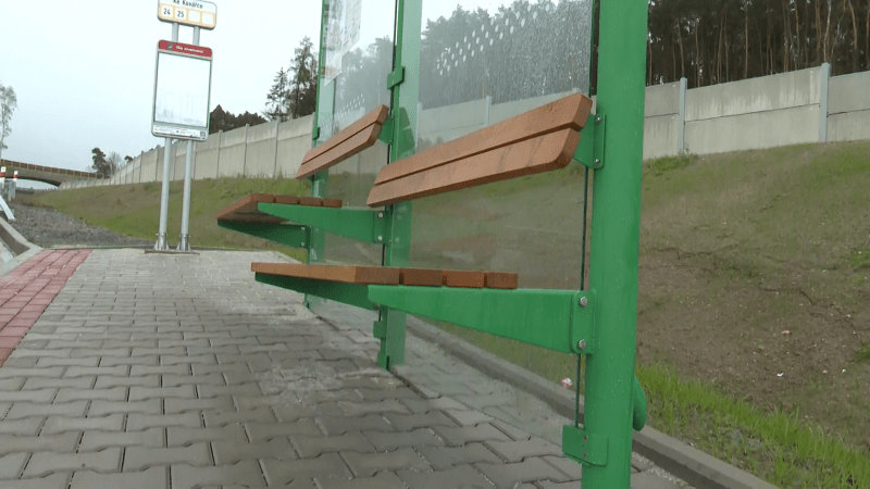 Plzeňský obchvat tak přišel o unikát, a těžko říct, jestli nová lavička, která spíš připomíná dva schody, bude všem vyhovovat.