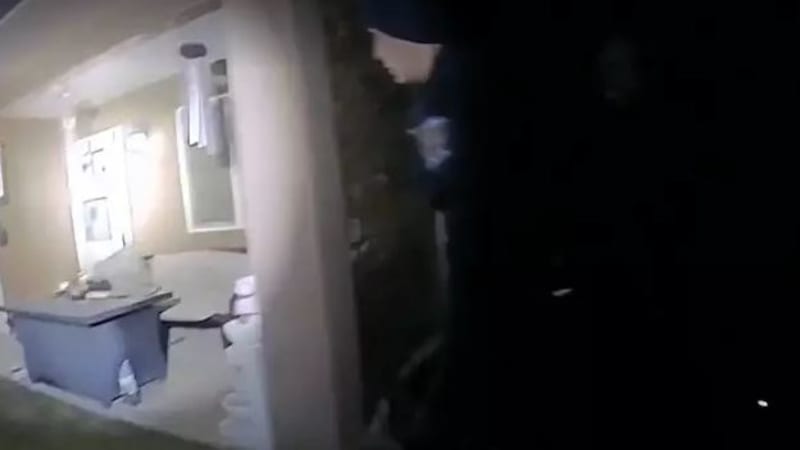 VIDEO: Muž byl zastřelen policií u svých dveří. Ti si spletli dům