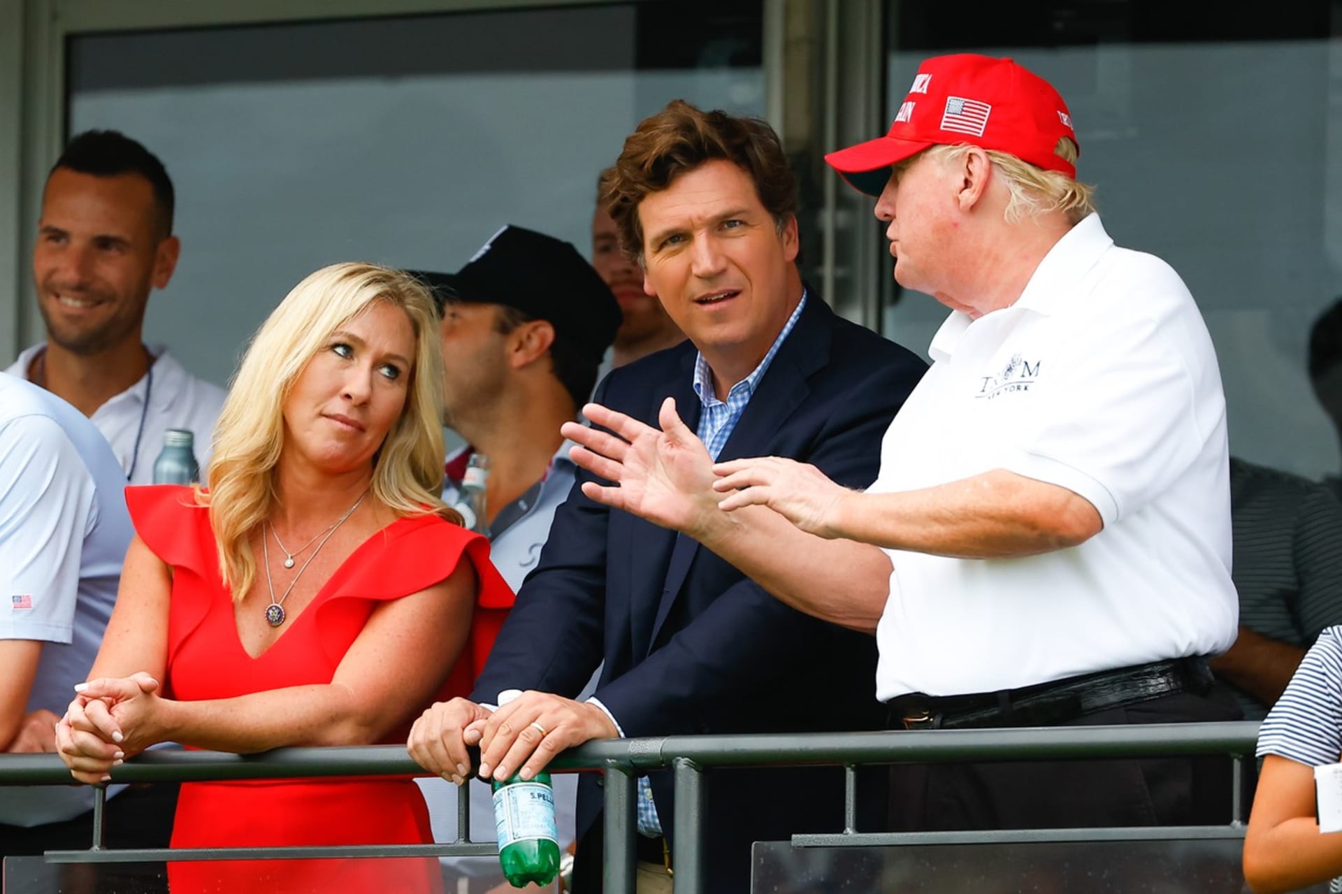 Americký moderátor Tucker Carlson (uprostřed) měl speciální vztah s exprezidentem Donaldem Trumpem.
