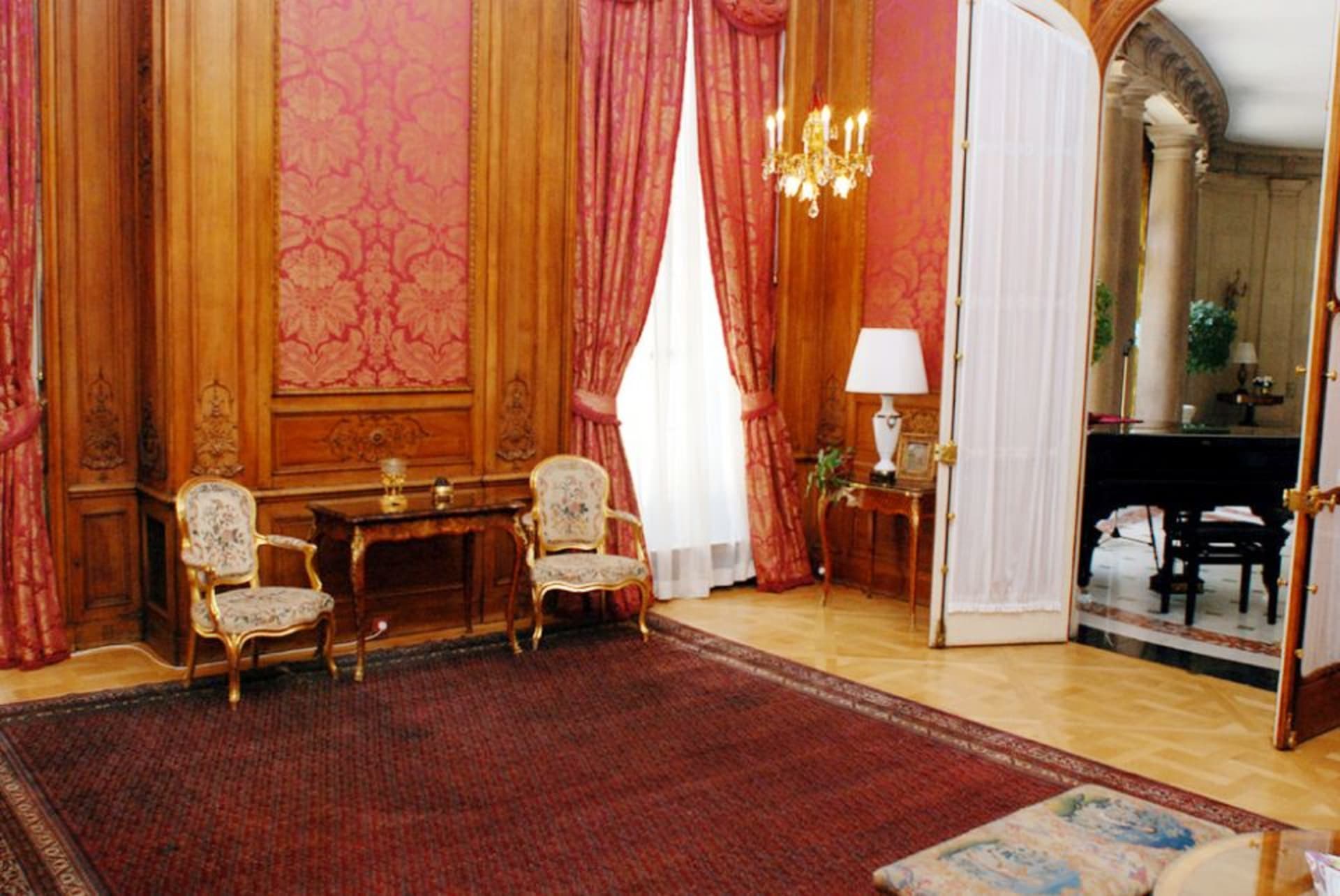 Rezidence velvyslance USA v České republice: soukromá obývací místnost v prvním patře.