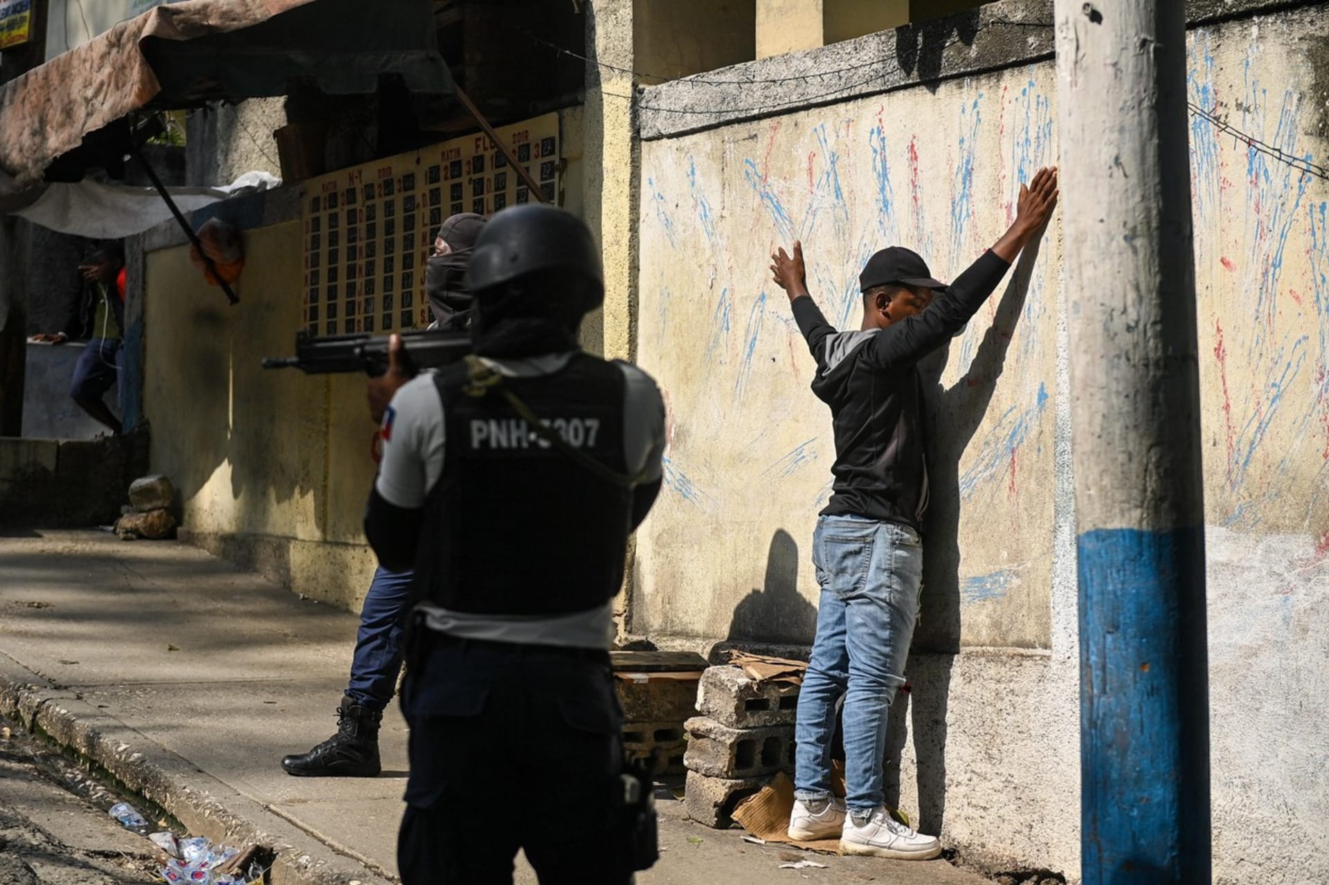 Členy kriminálního gangu na Haiti vzala do vazby policie.
