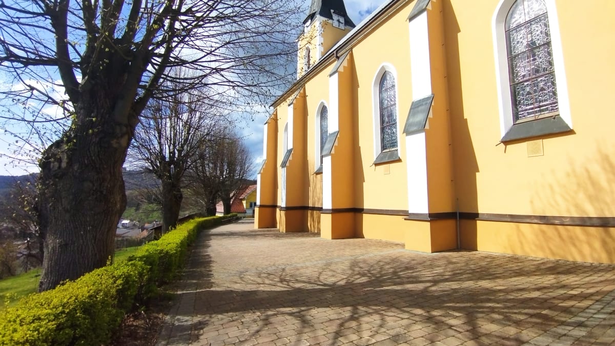 Nedašov na Valašsku. Tady žije největší procento římských katolíků v celé ČR. V obci s 1315 obyvateli se hlásí ke katolíkům 65  občanů. Na snímku farní kostel v Nedašově.