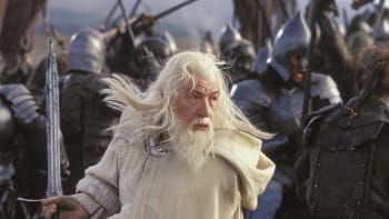 Fanoušek v kostýmu Gandalfa potkal před hospodou náhodou Iana McKellena. Je z toho tiktokový hit