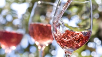 Nejčastější mýty o rosé aneb Opravdu je růžové víno směsí bílého a červeného? 