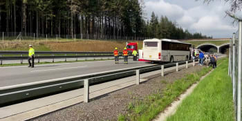 Smrtelná nehoda na D1. Chodec nepřežil srážku s autobusem, dálnice u Humpolce byla uzavřena