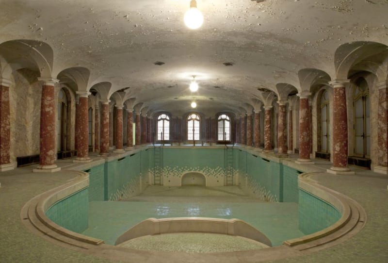 Rezidence velvyslance USA v České republice: bazén v suterénu vily