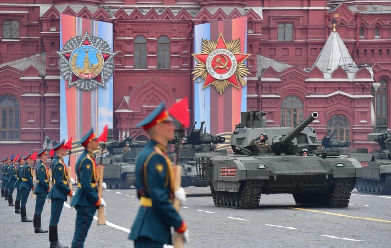 Rusové se dušují, že jejich nejnovější tank T-14 Armata se může vyrovnat západním obrněncům.