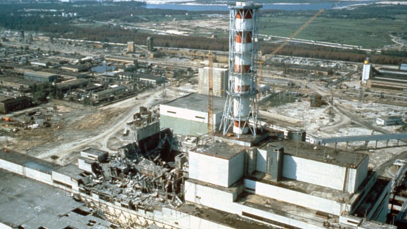 Černobylská jaderná elektrárna několik týdnů po havárii