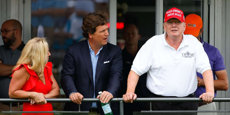 Americký moderátor Tucker Carlson (uprostřed) měl speciální vztah s exprezidentem Donaldem Trumpem.
