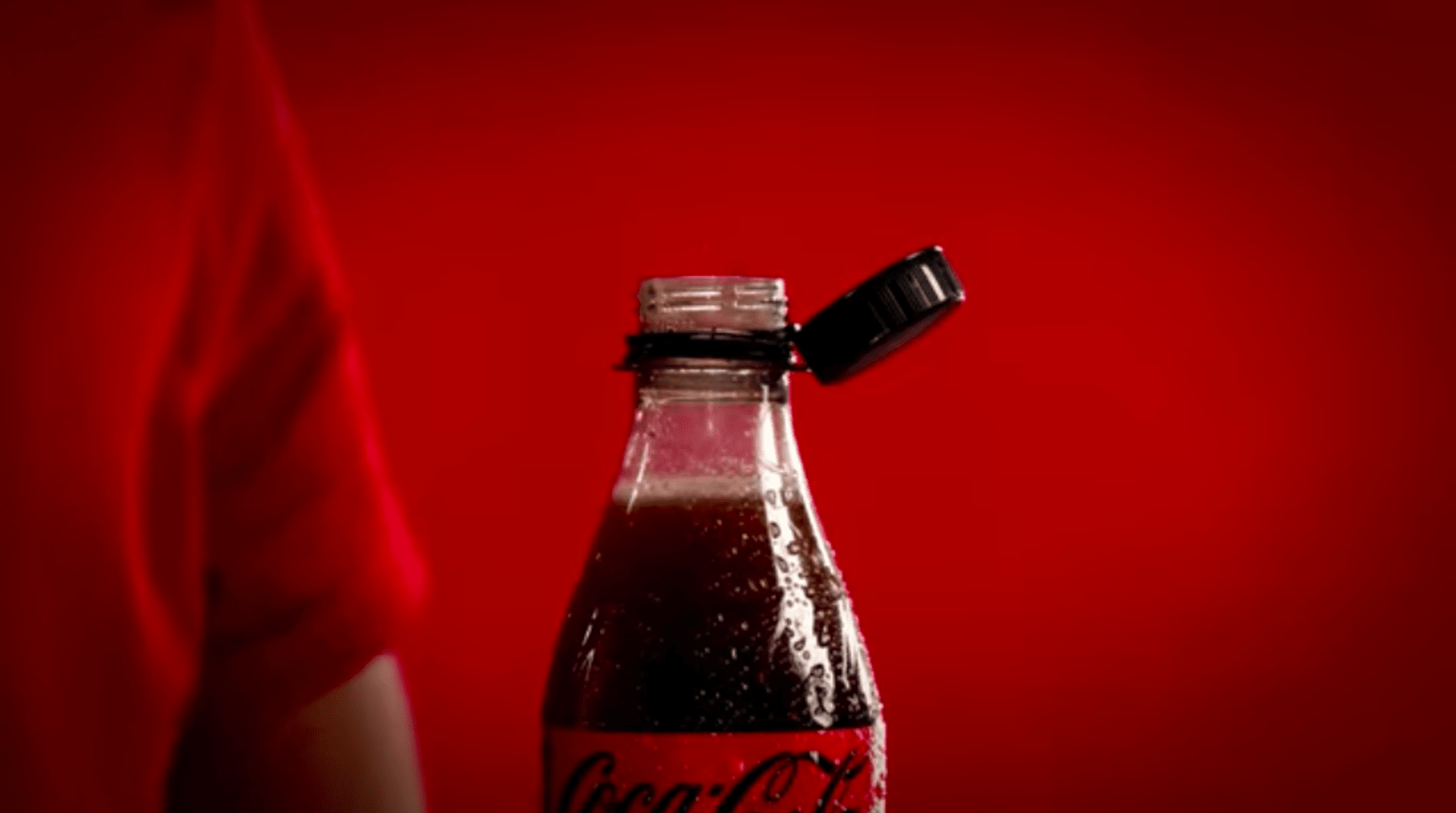 Coca-Cola na nová víčka spustila několik reklam. 