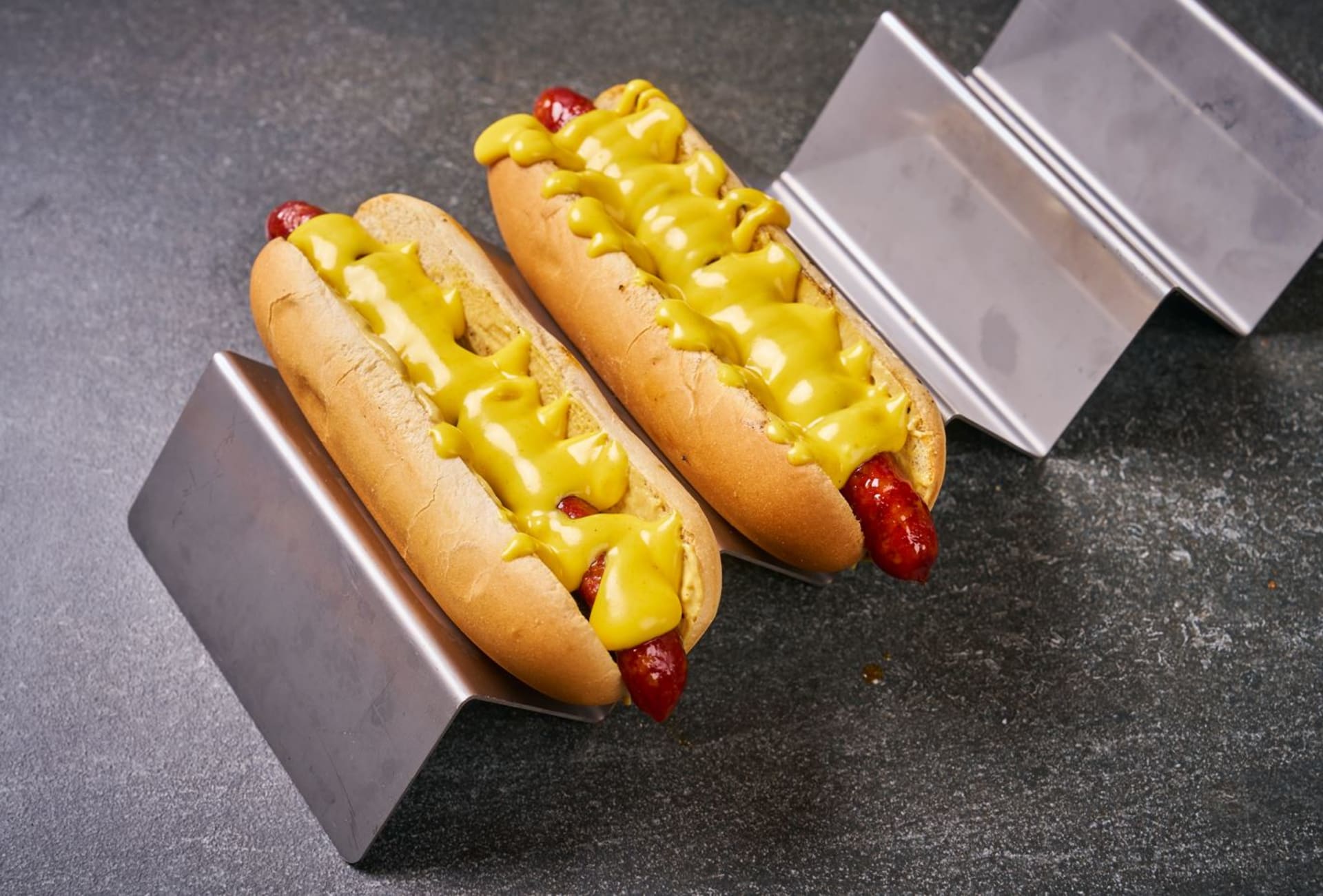 Americký hot dog s ciderovou cibulí a čedarovou omáčkou podle pipMastera