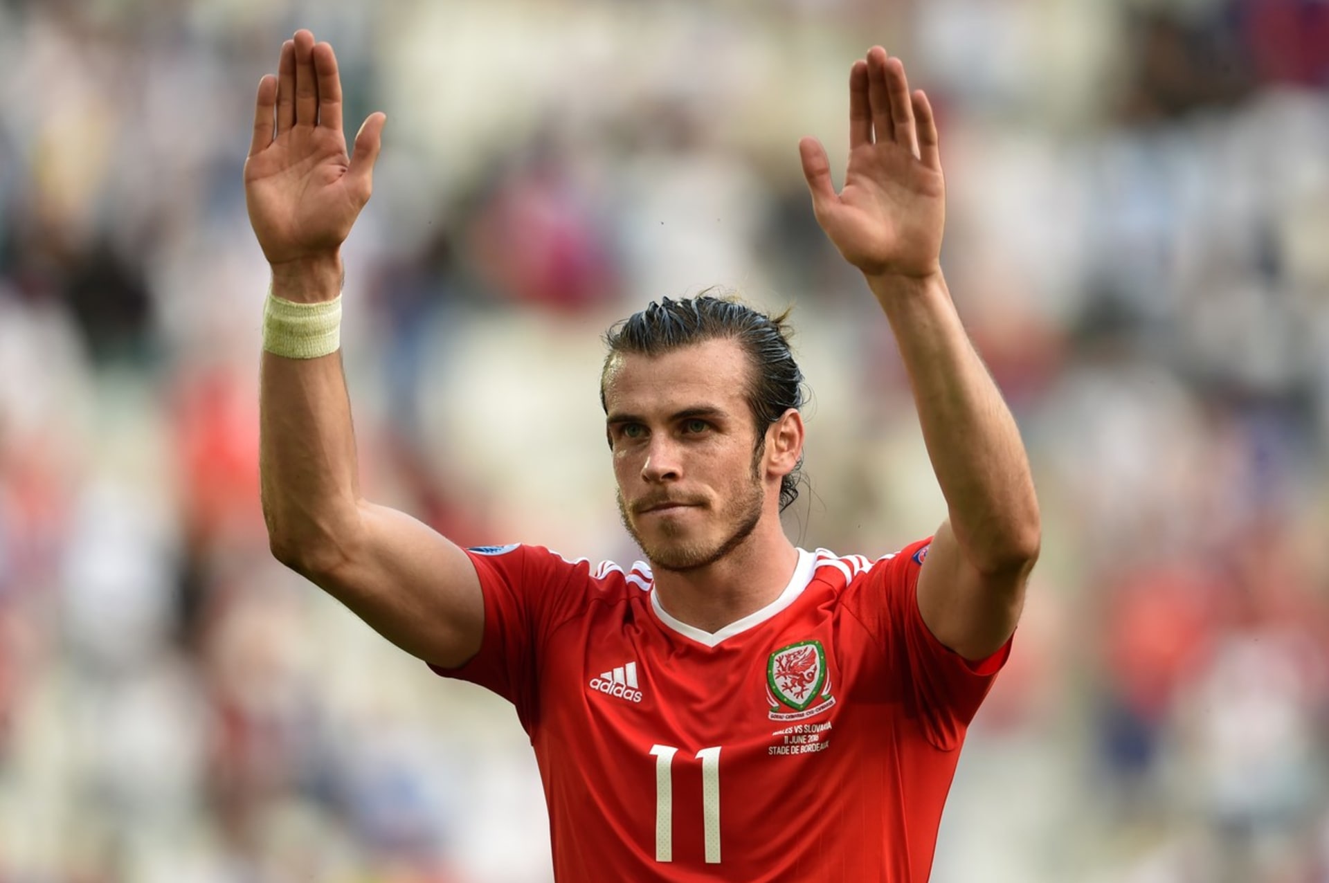 Gareth Bale v dresu národního týmu Walesu.